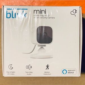 New Blink Mini Indoor Plug-In Smart Security Camera Day & Night Two-Way White